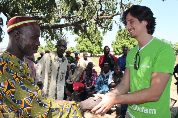  Кинематографист из Дубая (ОАЭ), Али Мустафа, посетил кооператив по выращиванию экологически чистого хлопка около Бугуни в Мали (этот кооператив был организован при помощи Oxfam.